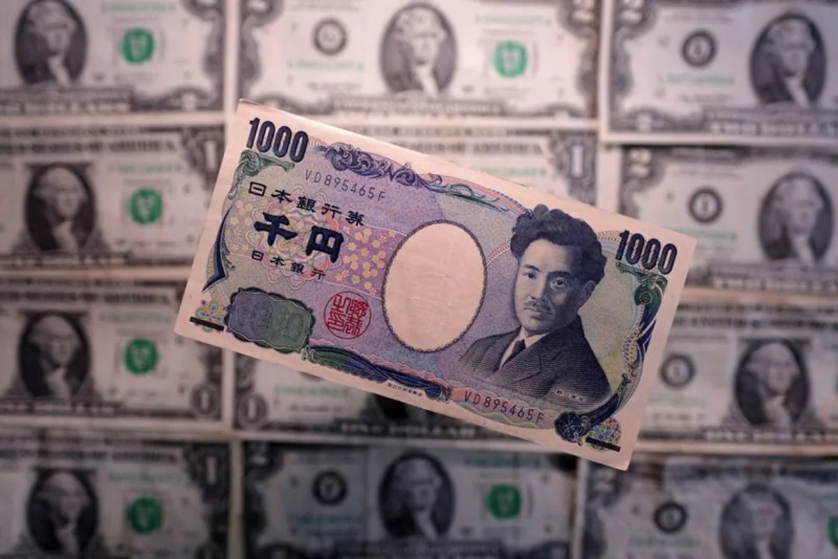 Dollar falls for second straight day but poised for weekly gain