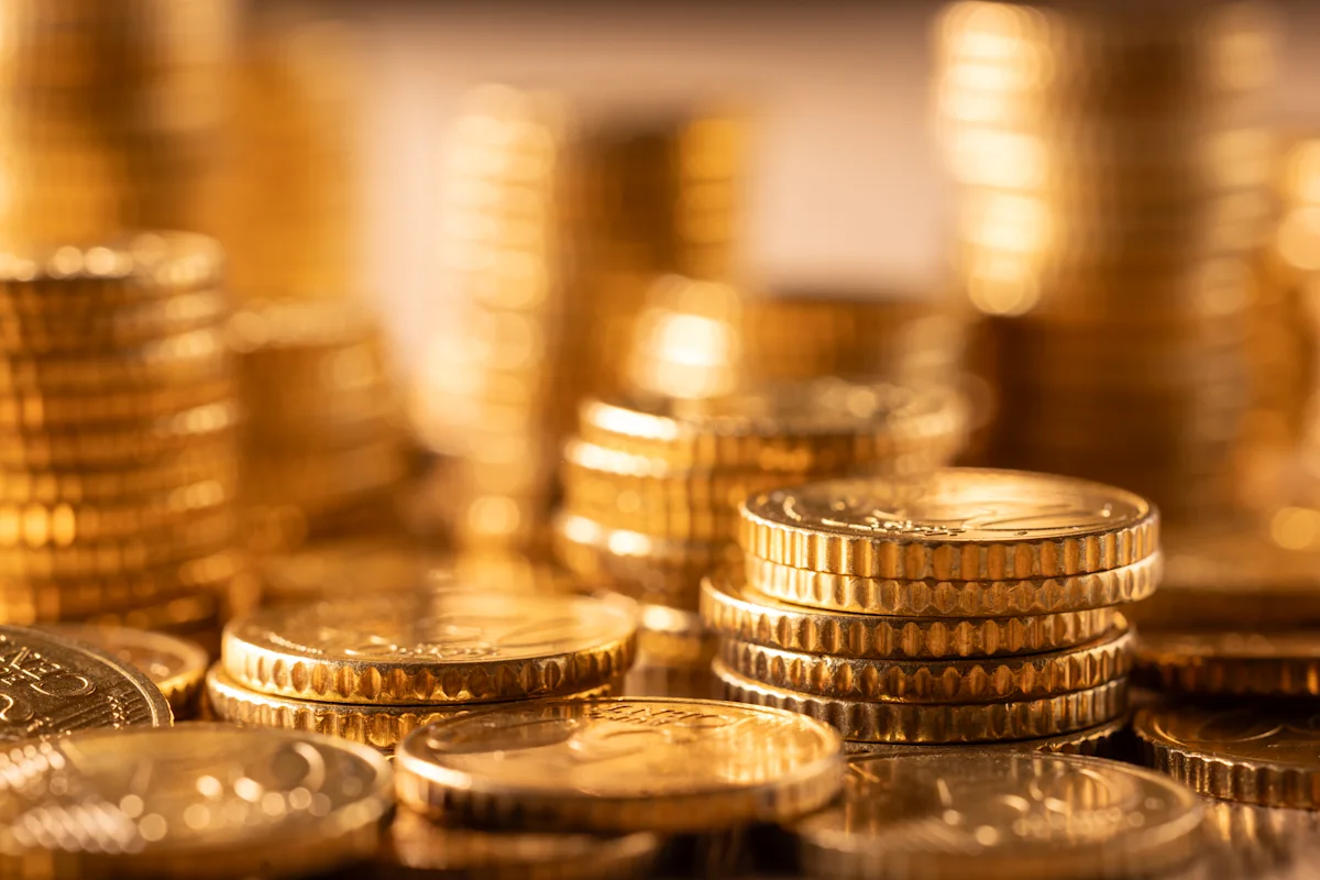 Gold tumbles as US dollar rises, investors price in hawkish Fed
