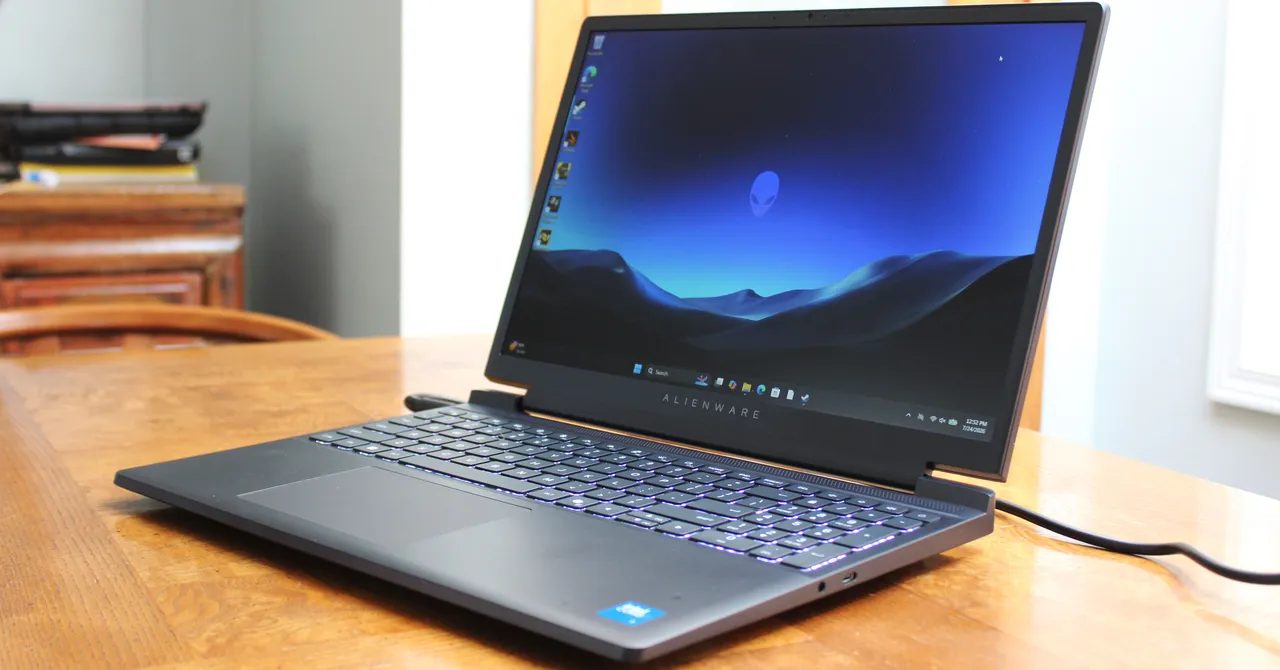 Alienware 15 Gaming Laptop Review: Hedging Its Bets